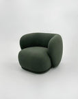 Design-loungestol i premium tekstil med stilrent formsprog