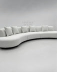 Sofa Elysée i let buet design med puder til åbne, moderne stuer og lounges