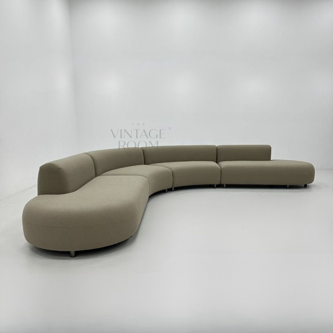 Moderne buet sofa i luksuriøst stof