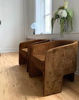 Design loungestol i velour med trebenet tripod stel