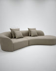 Loungesofa Aurielle i premium tekstil med matchende puder og afrundet lounge-ende til moderne stue